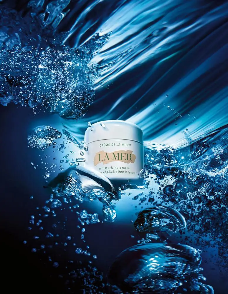 LA MER white moisturizing cream underwater