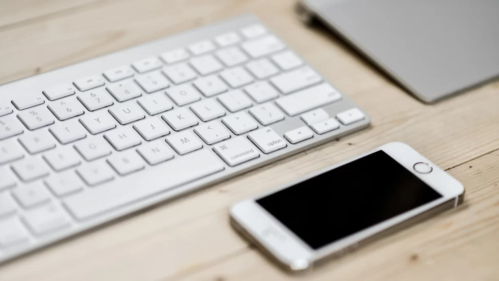 KEYBOARD SMARTPHONE TABLET WOODEN TABLE