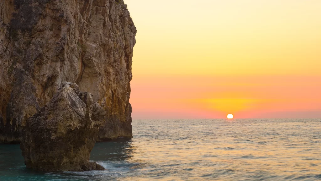 Sunset ocean cliffs horizon sky colors
