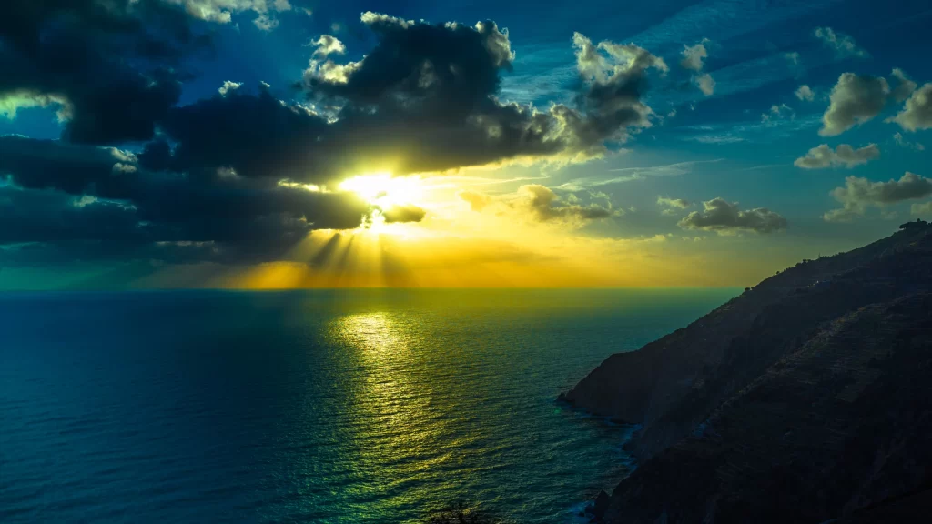 Sunset ocean clouds horizon rays sky tranquil nature